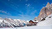 Eine Skihütte in Italien auf den Bergen.