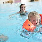 Sicher im Wasser. 😊💦 In ausgewählten Familotels können eure Kinder ab vier Jahren nach professionellem Konzept schwimmen...